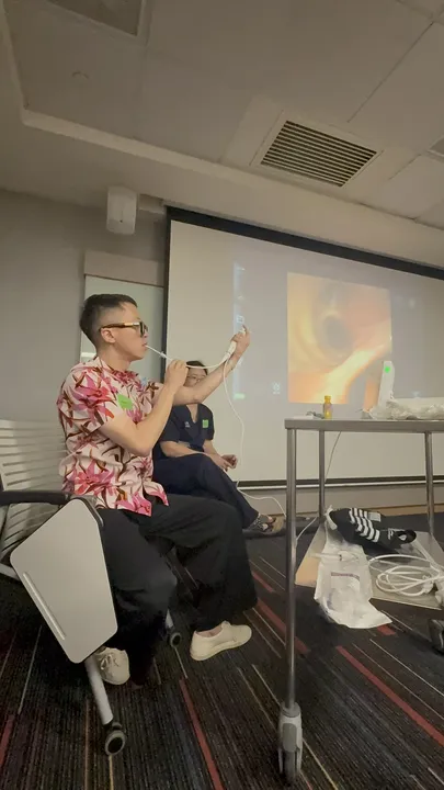 Dr Sampson Lim performing awake tracheal intubation on himself, live on stage
