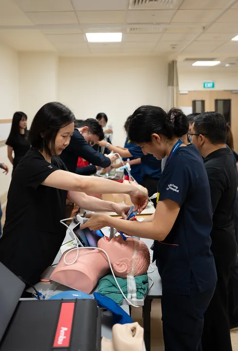 Hands-on practice at the video laryngoscopy dry station